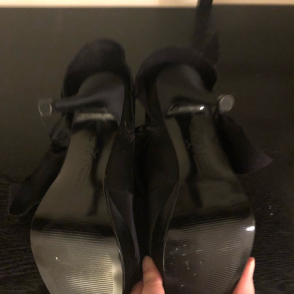 Black Satin platform heels. Size 6. - Picture 4 of 5